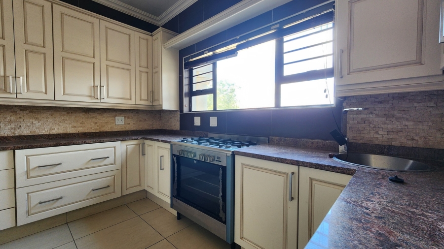 To Let 6 Bedroom Property for Rent in Tuscany Ridge North West